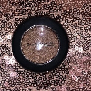 MAC Eyeshadow Single - Color: RAW COCOA